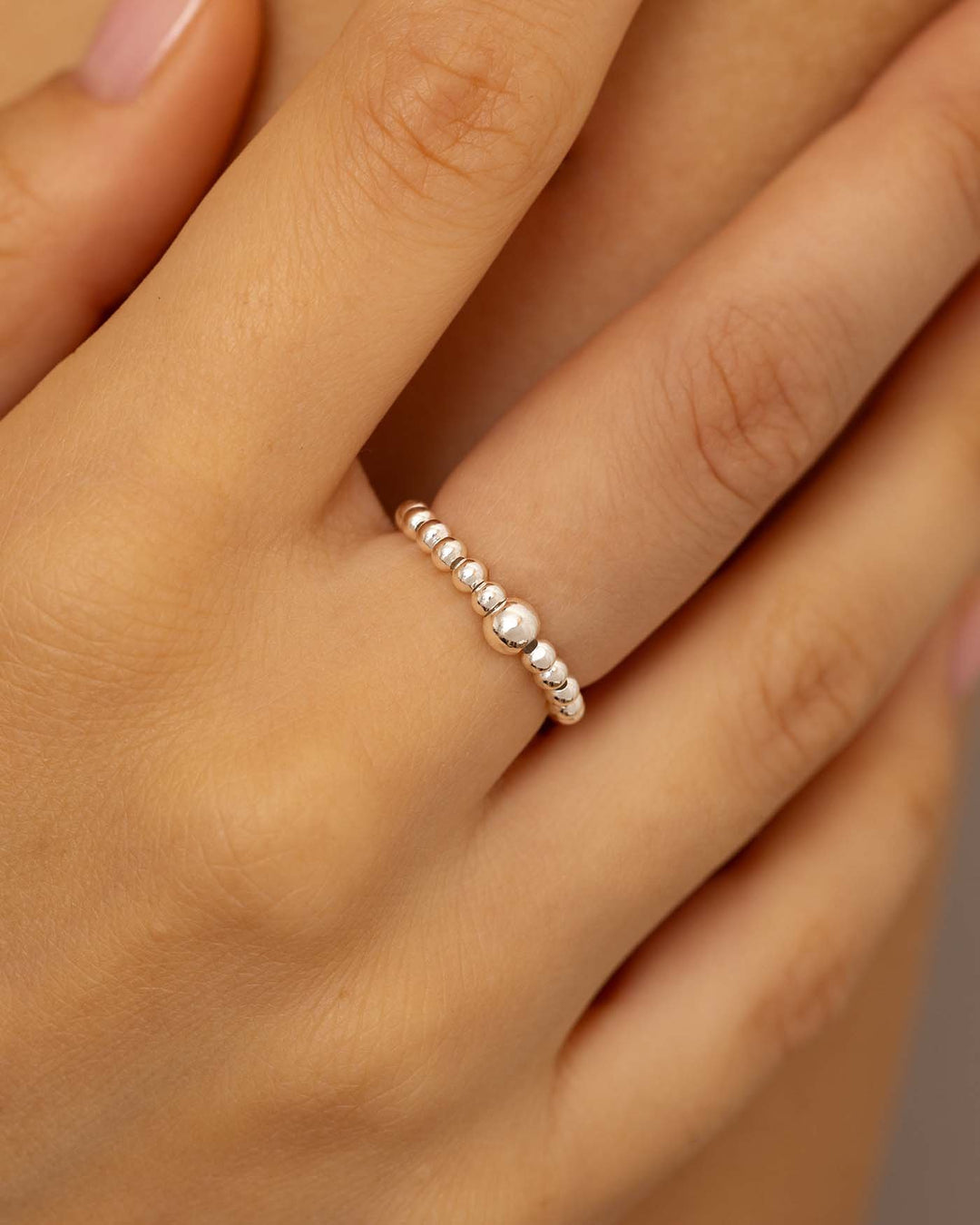 close up dell'anello elasticizzato mini argento indossato