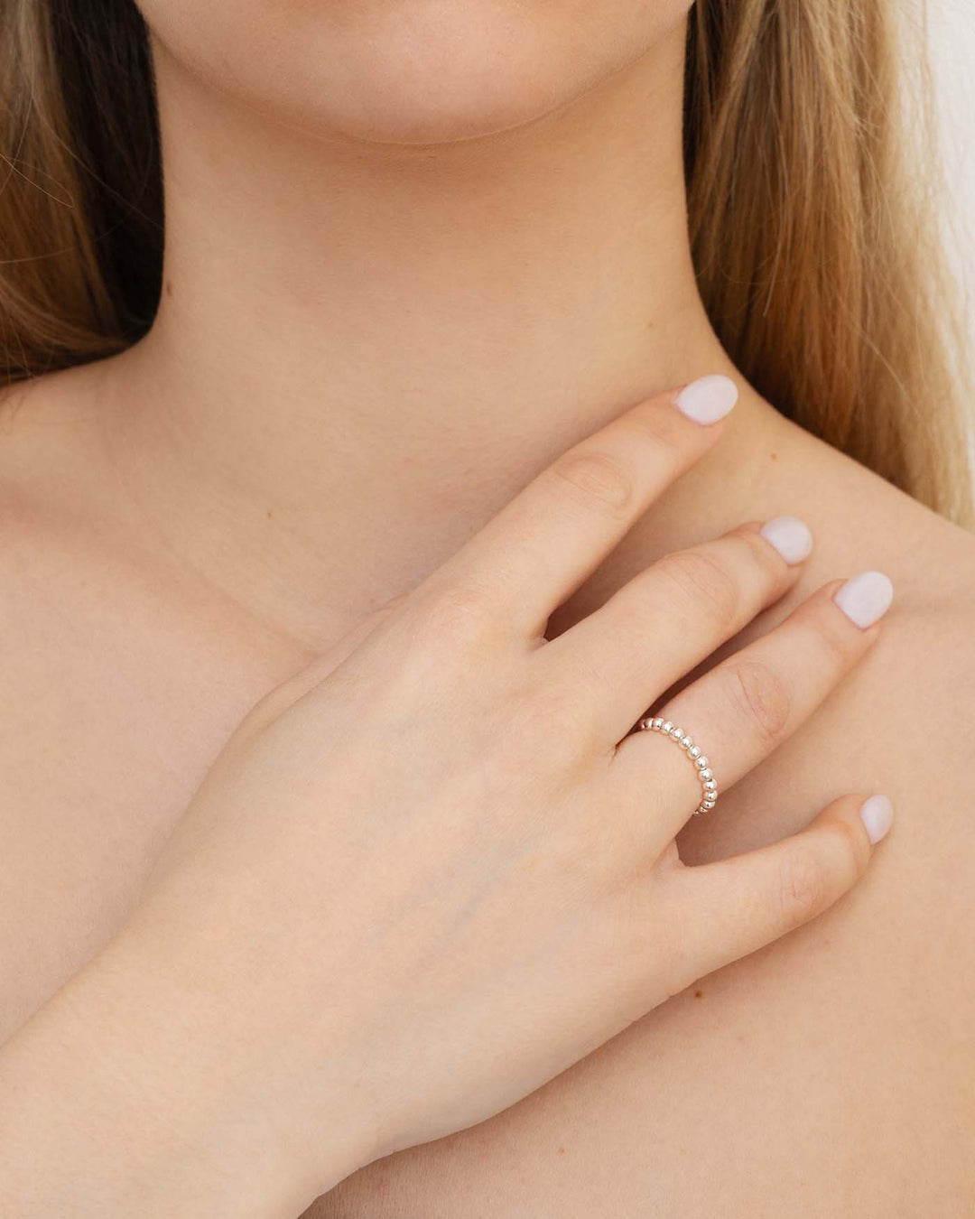 anello elasticizzato mini argento indossato