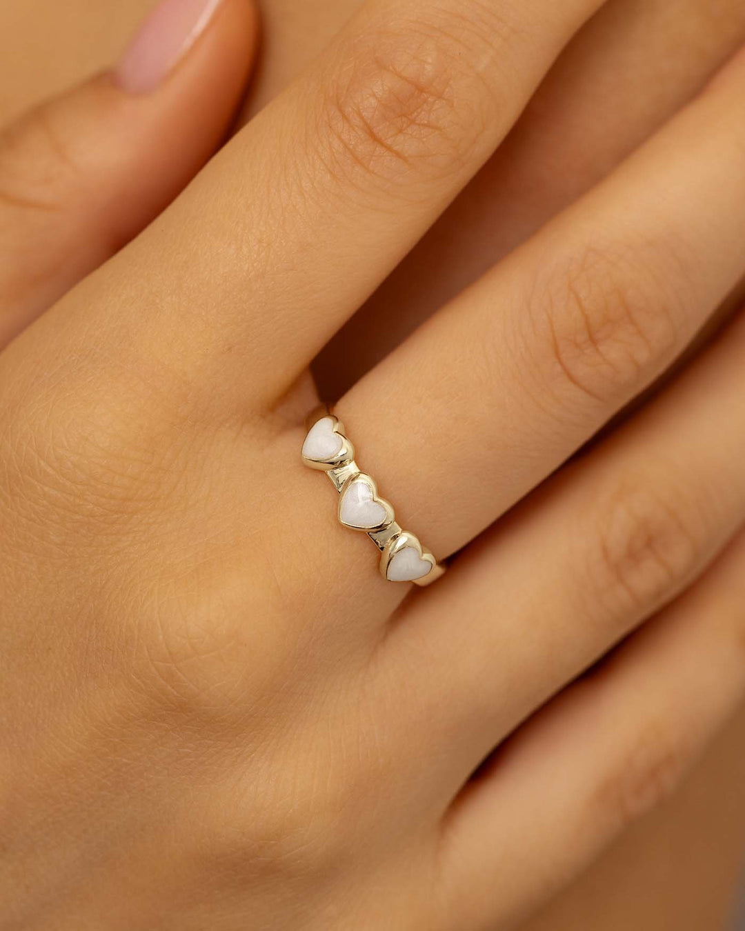 close up dell'anello evermore bianco argento indossato