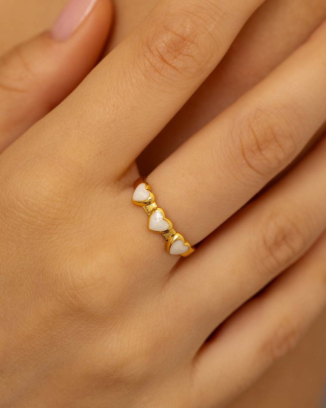 close up dell'anello evermore bianco placcato oro indossato