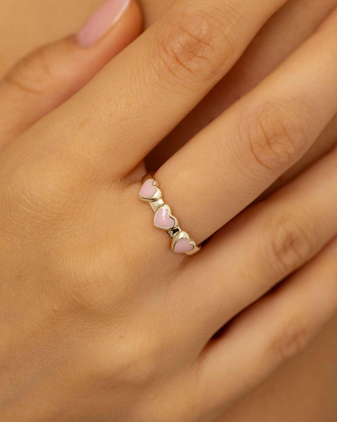 close up dell'anello evermore rosa argento indossato