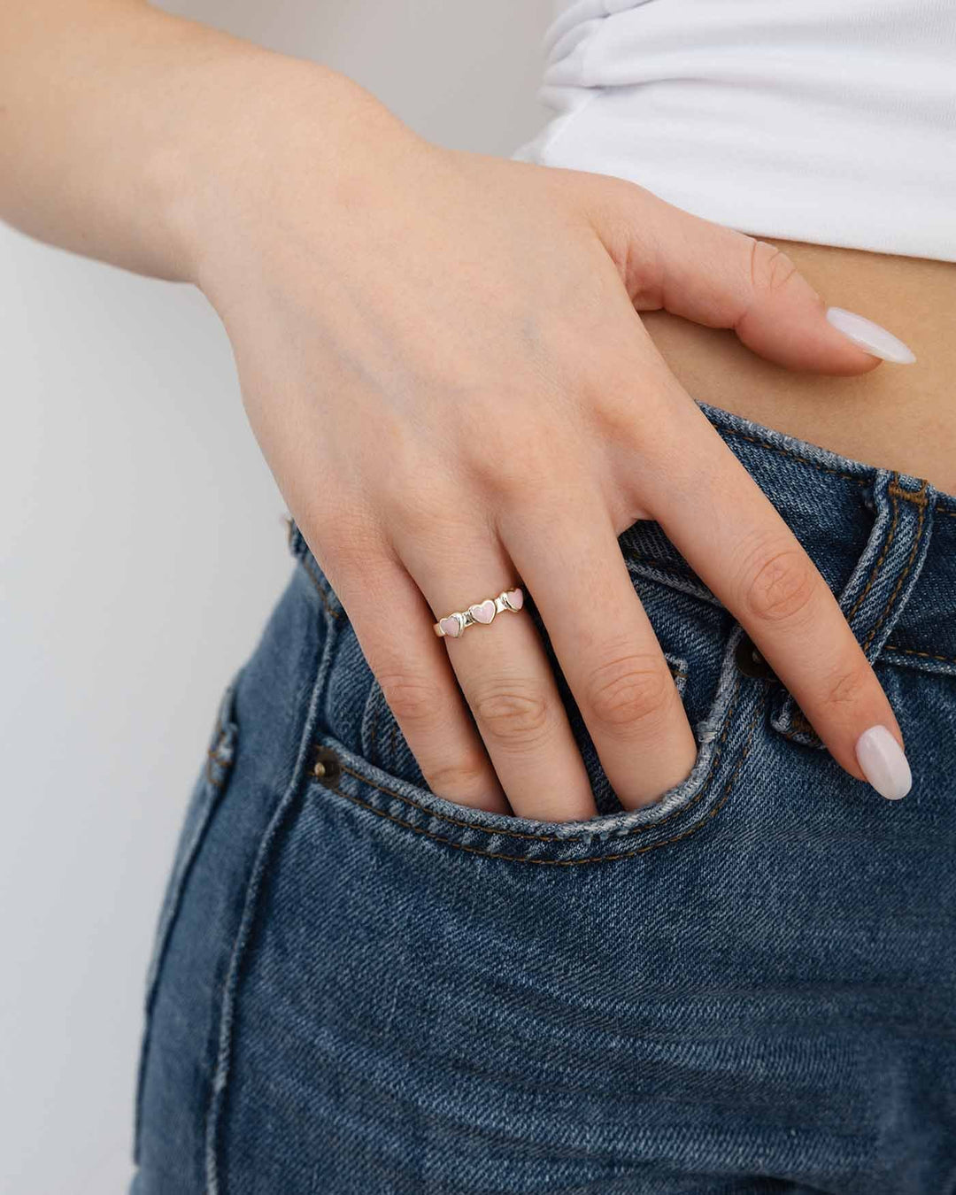 anello evermore rosa argento indossato