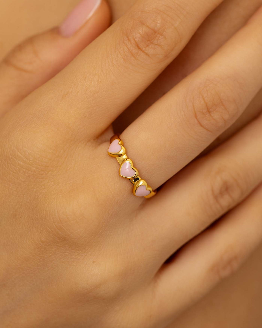 close up dell'anello evermore rosa placcato oro indossato