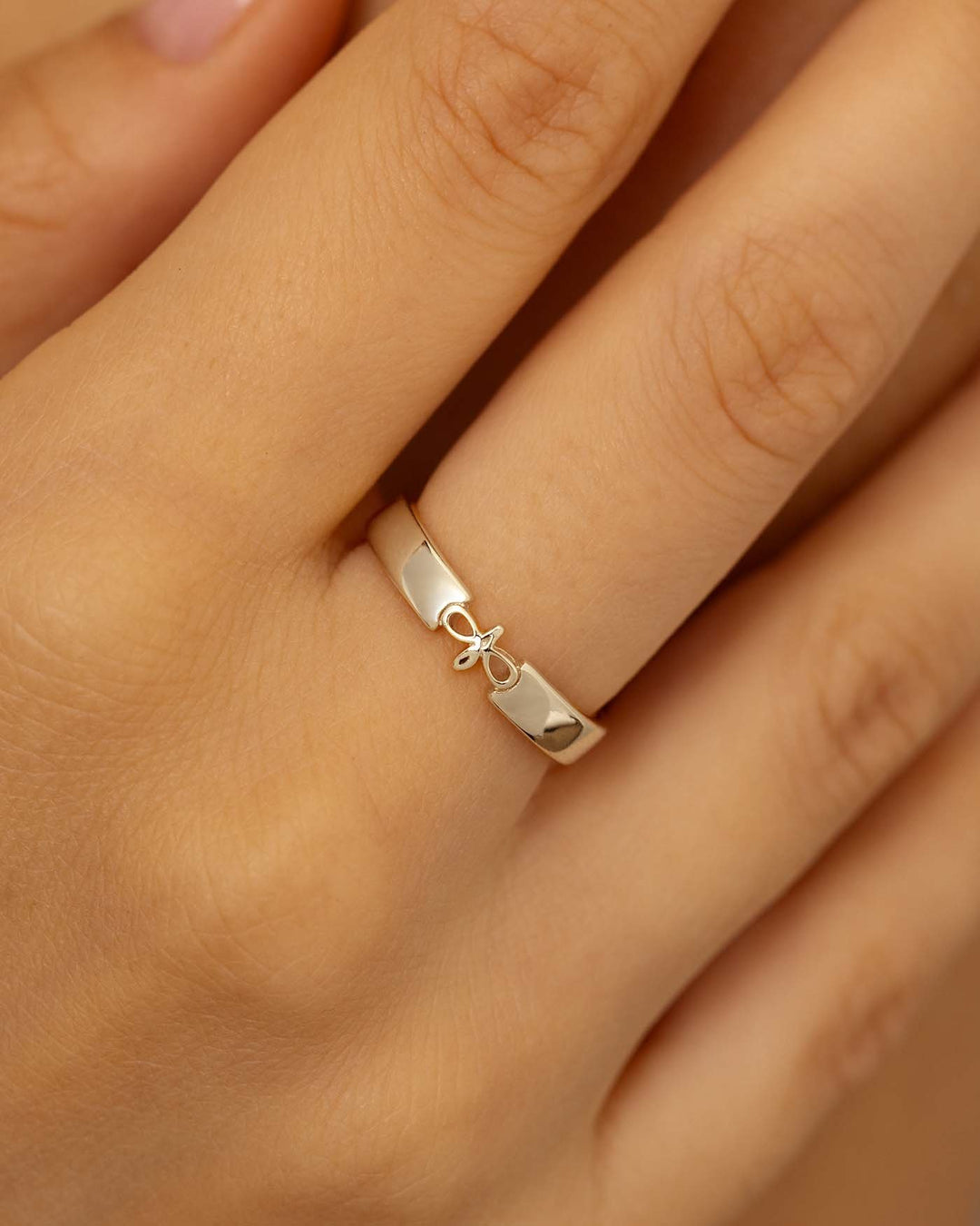 close up dell'anello fedina logo argento indossato