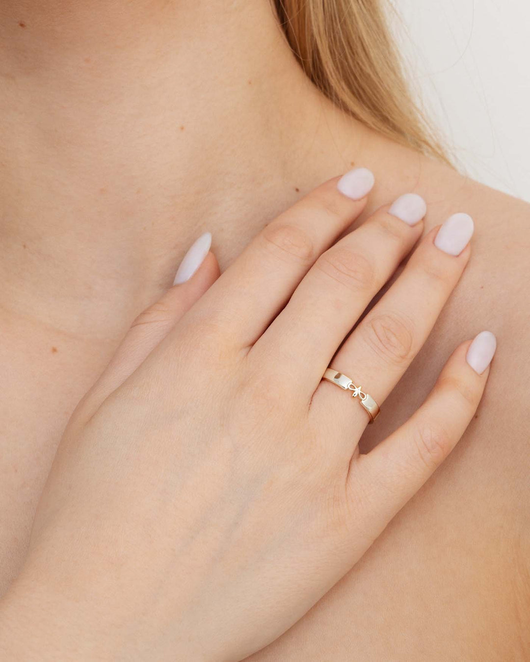 anello fedina logo argento indossato