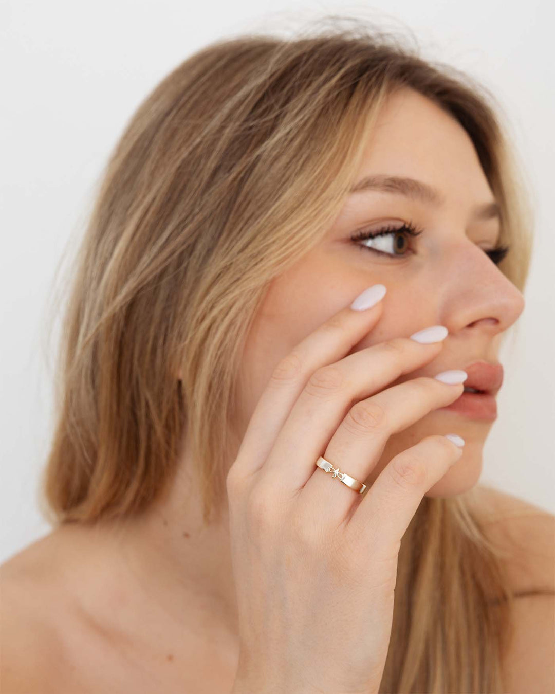 anello fedina logo argento indossato su modella