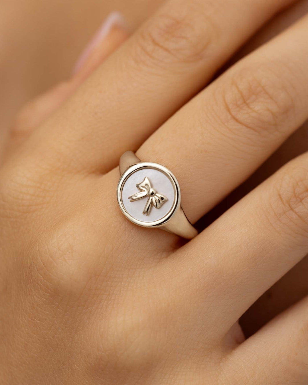 close up dell'anello fiocco argento indossato