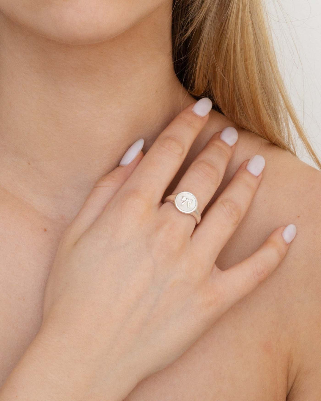 anello fiocco argento indossato