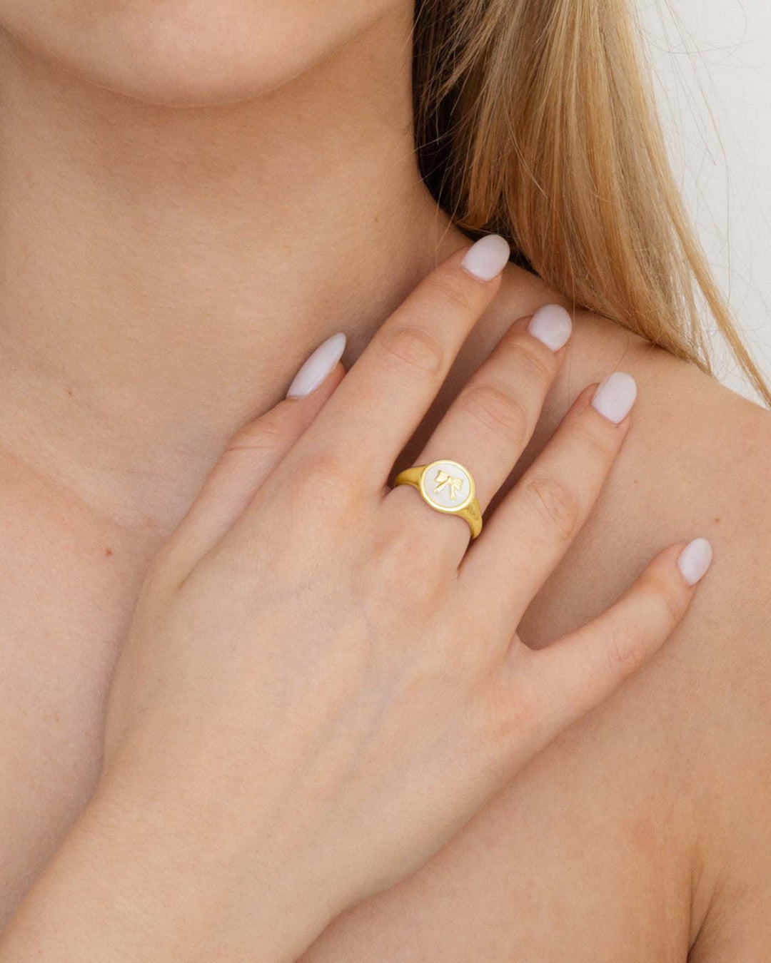 anello fiocco placcato oro indossato