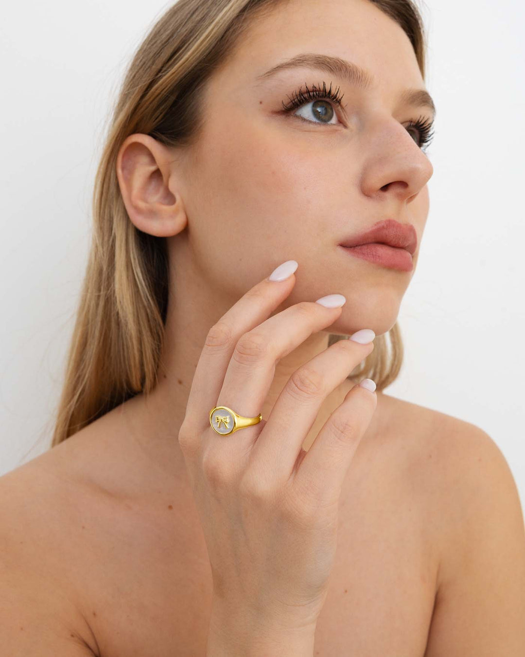 anello fiocco placcato oro indossato su modella