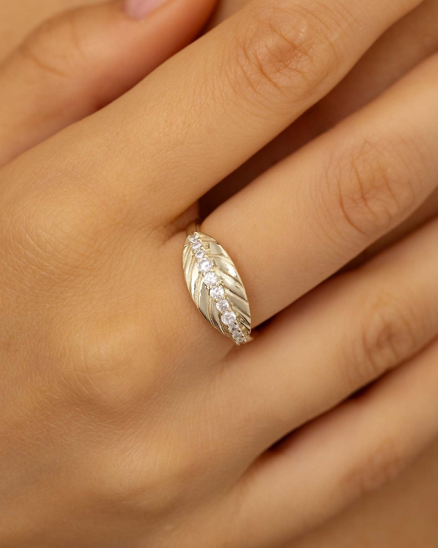 Anello a fascia larga con cuore a foglia CZ a spirale aperta in argento sterling ossidato .925 con motivo a vite per donne e adolescenti 7-8 MM Anello a fascia larga con cuore a foglia CZ a spirale aperta in argento sterling ossidato .925 con motivo a vite per donne e adolescenti 7-8 MM