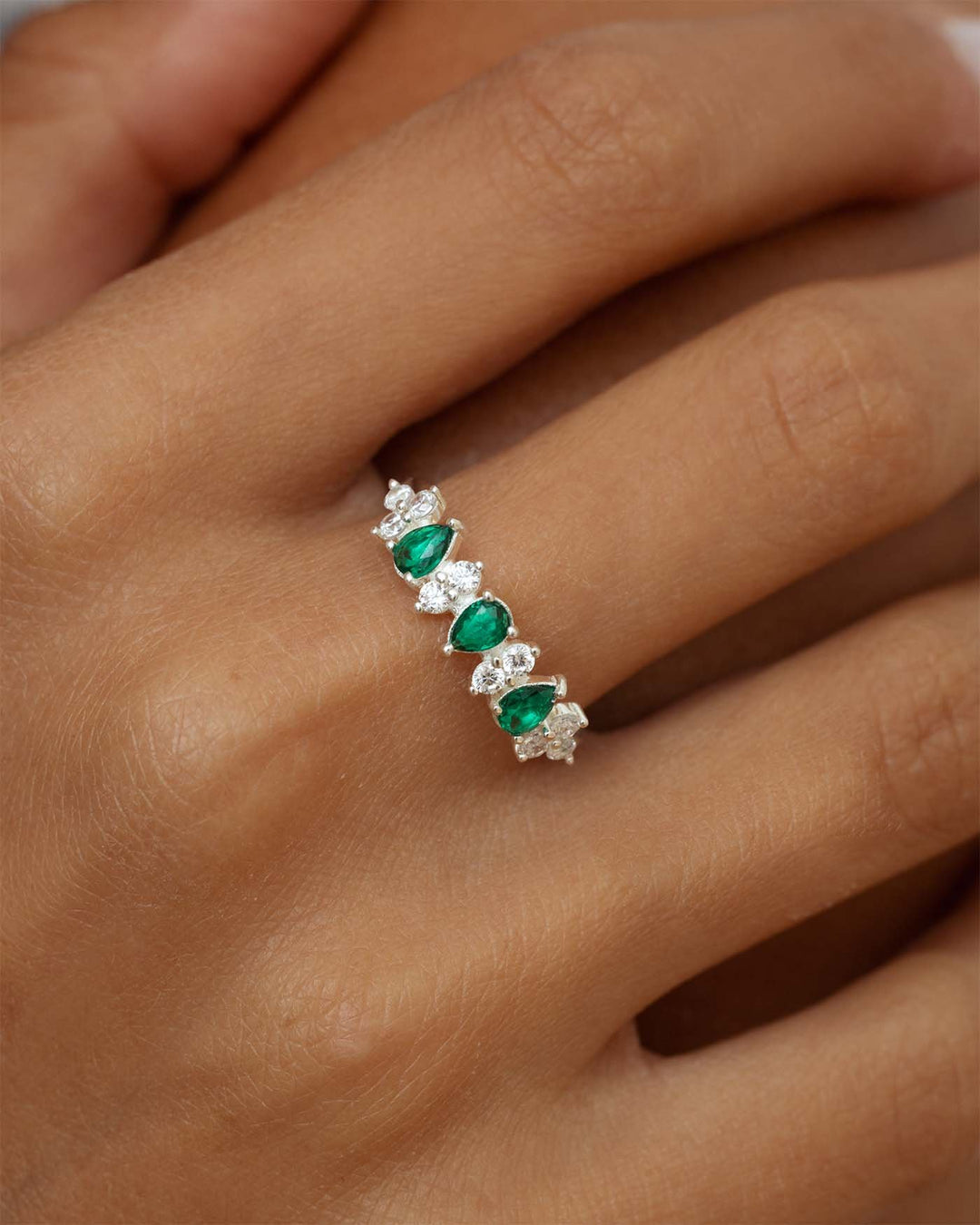 close up dell'anello jade argento indossato