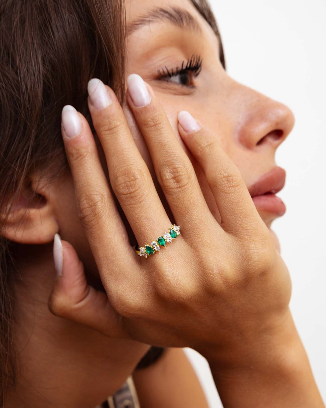 close up dell'anello jade placcato oro indossato su modella