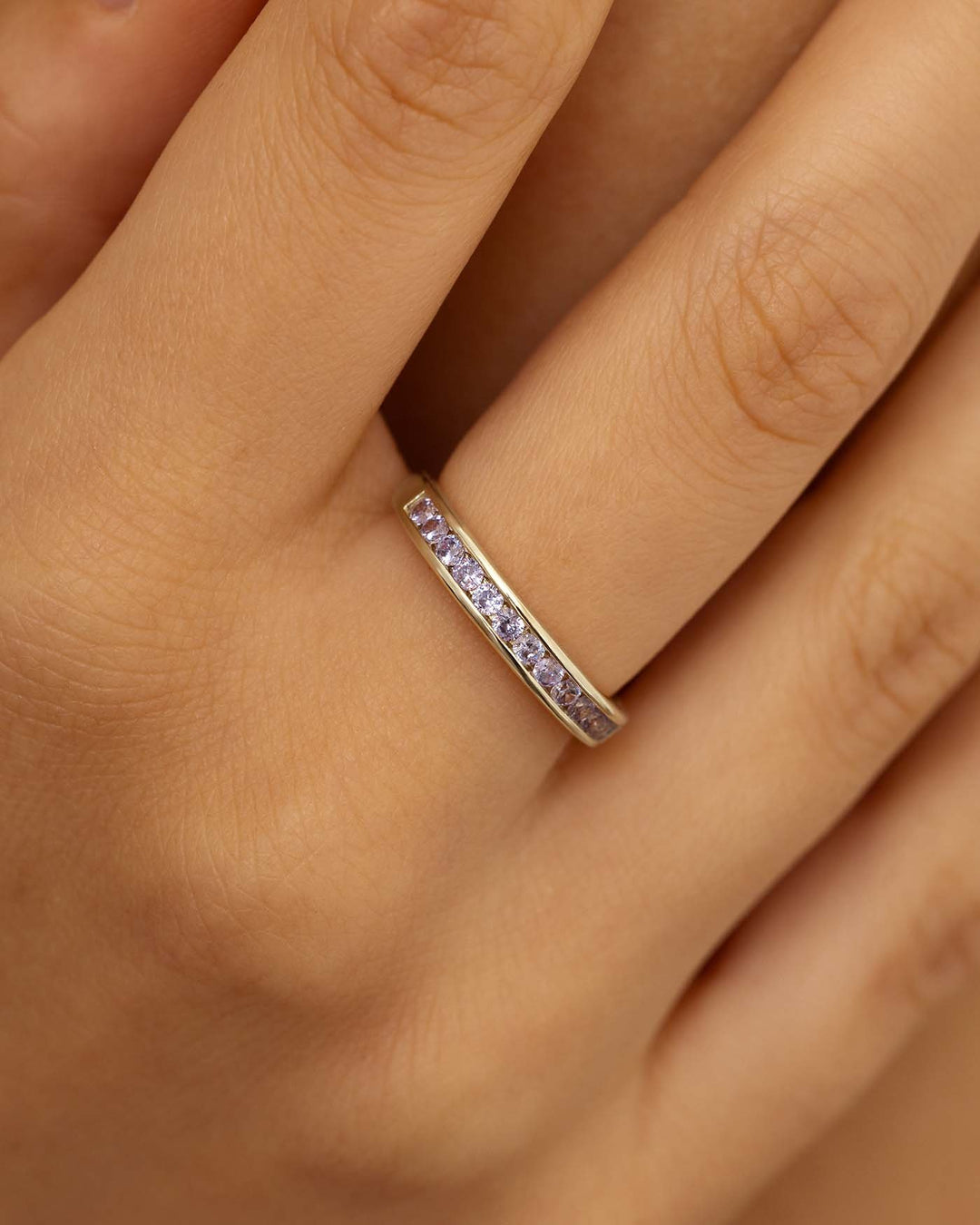 close up dell'anello zirconia lilla argento indossato