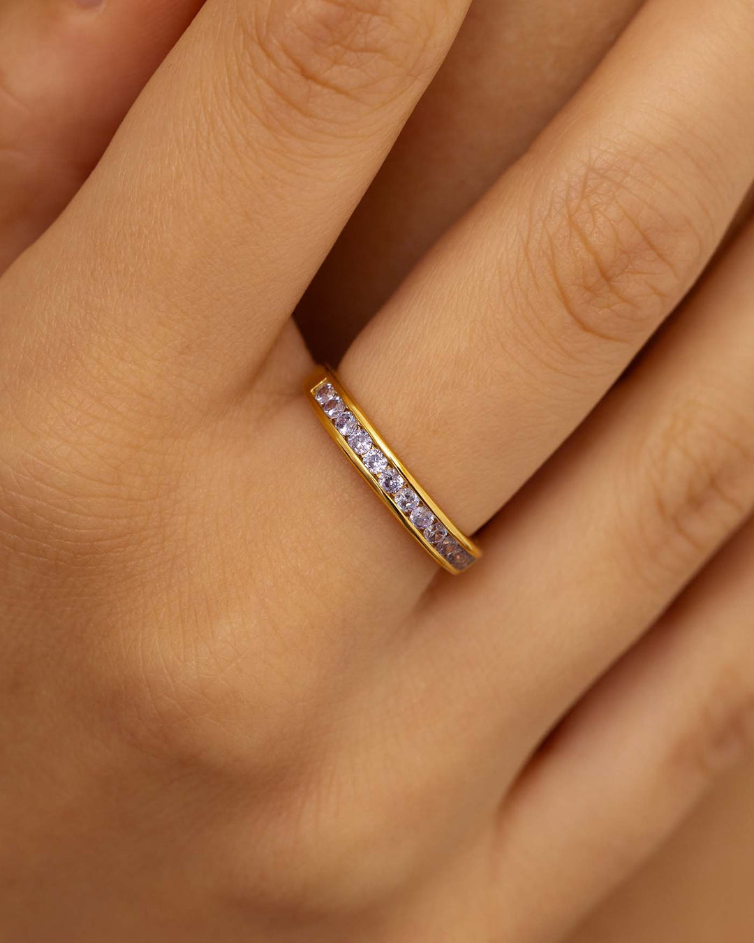 close up dell'anello zirconia lilla placcato oro indossato