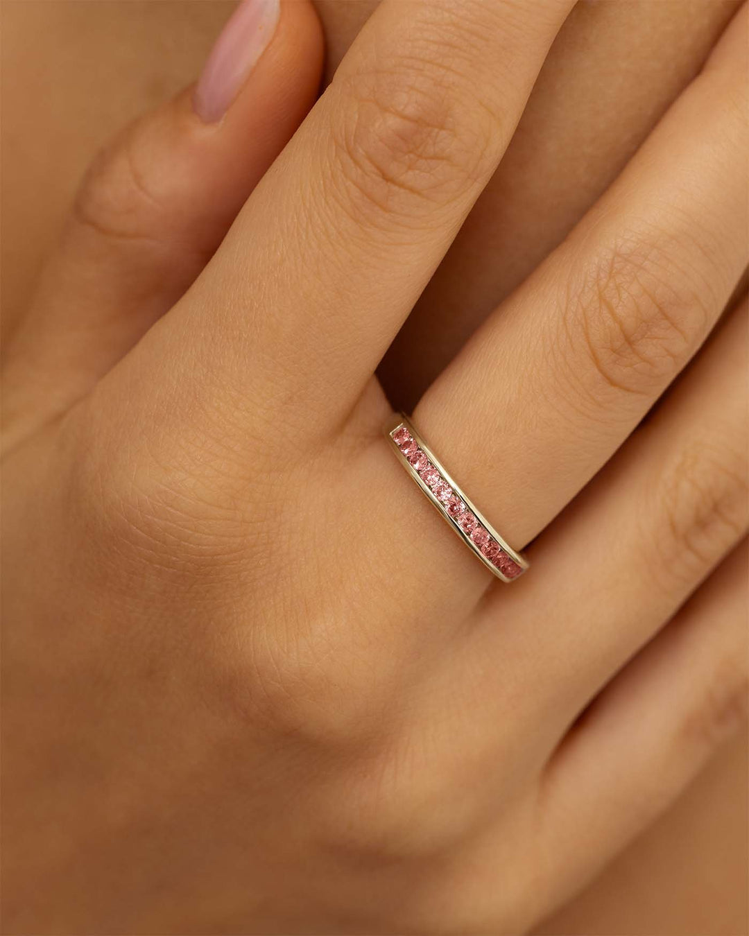 close up dell'anello zirconia rosa argento indossato