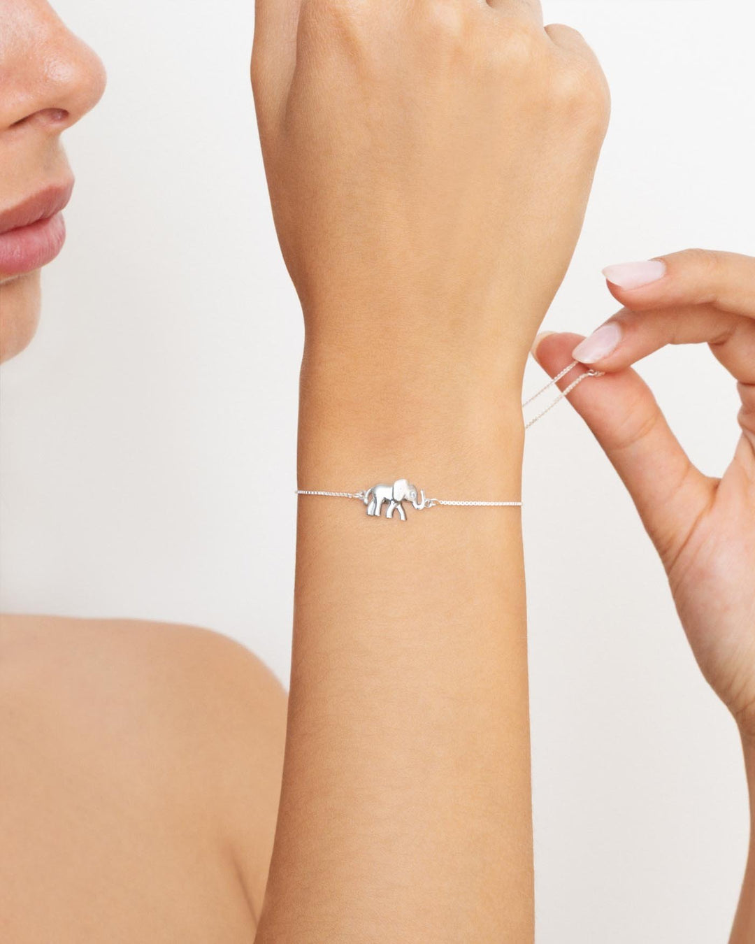 bracciale elefante argento indossato su modella
