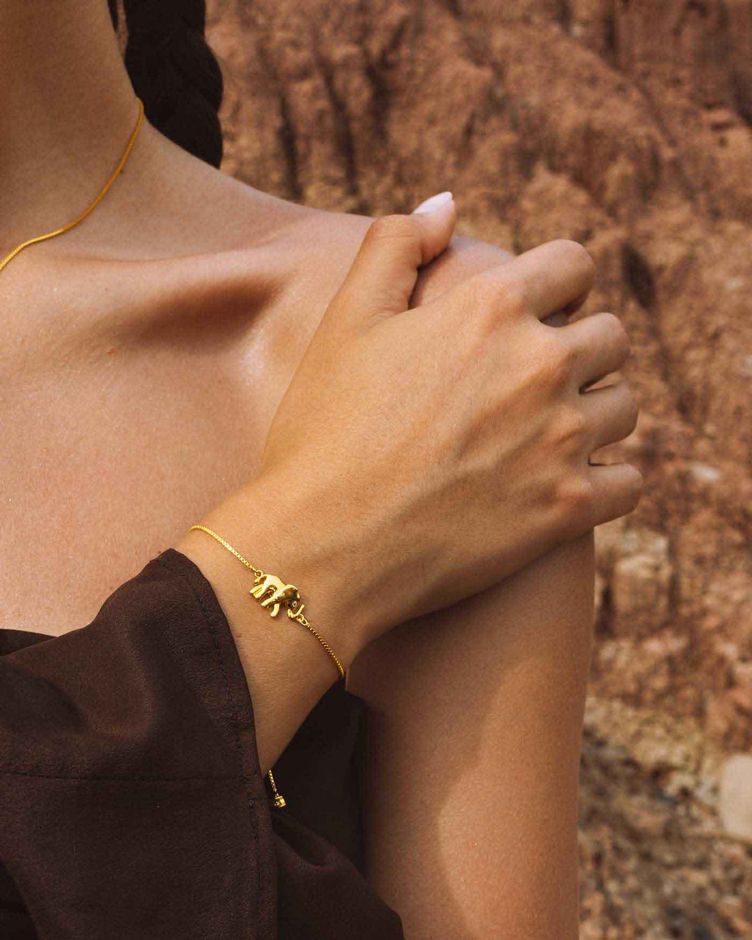 bracciale elefante placcato oro indossato su modella