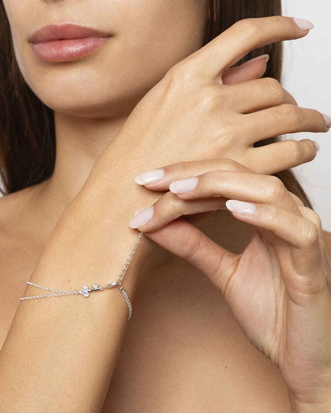 dettaglio del bracciale key argento indossato