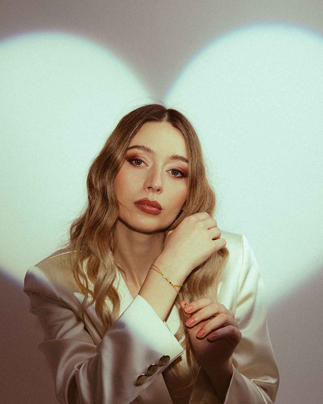 bracciale key placcato oro indossato su modella