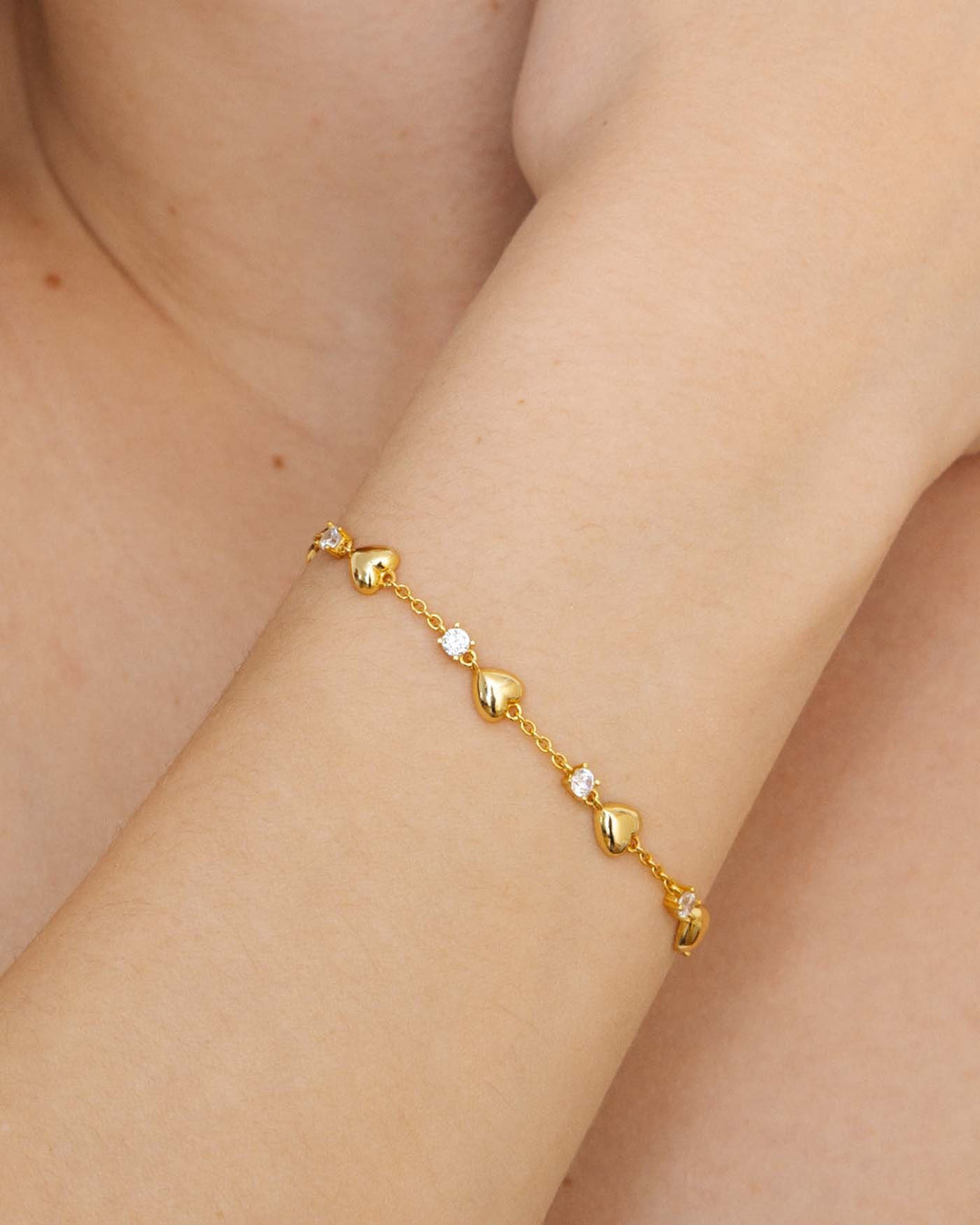 close up del bracciale laila placcato oro indossato