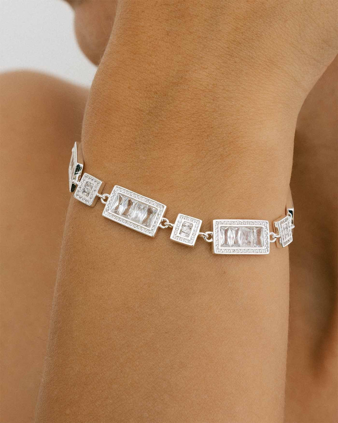 close up del bracciale radiance argento indossato
