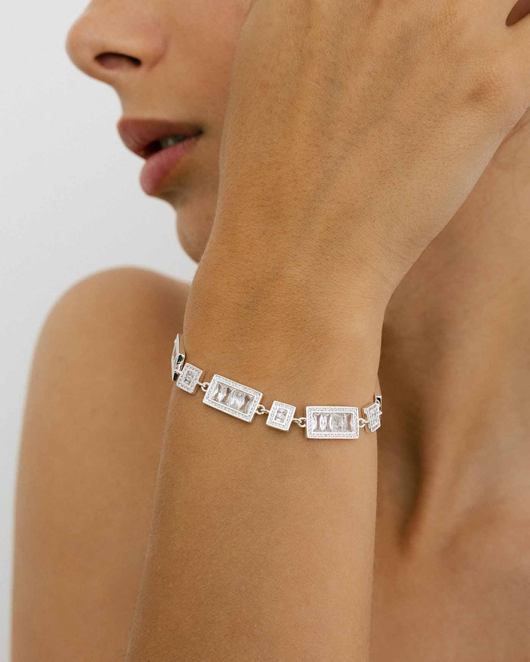 bracciale radiance argento indossato su modella