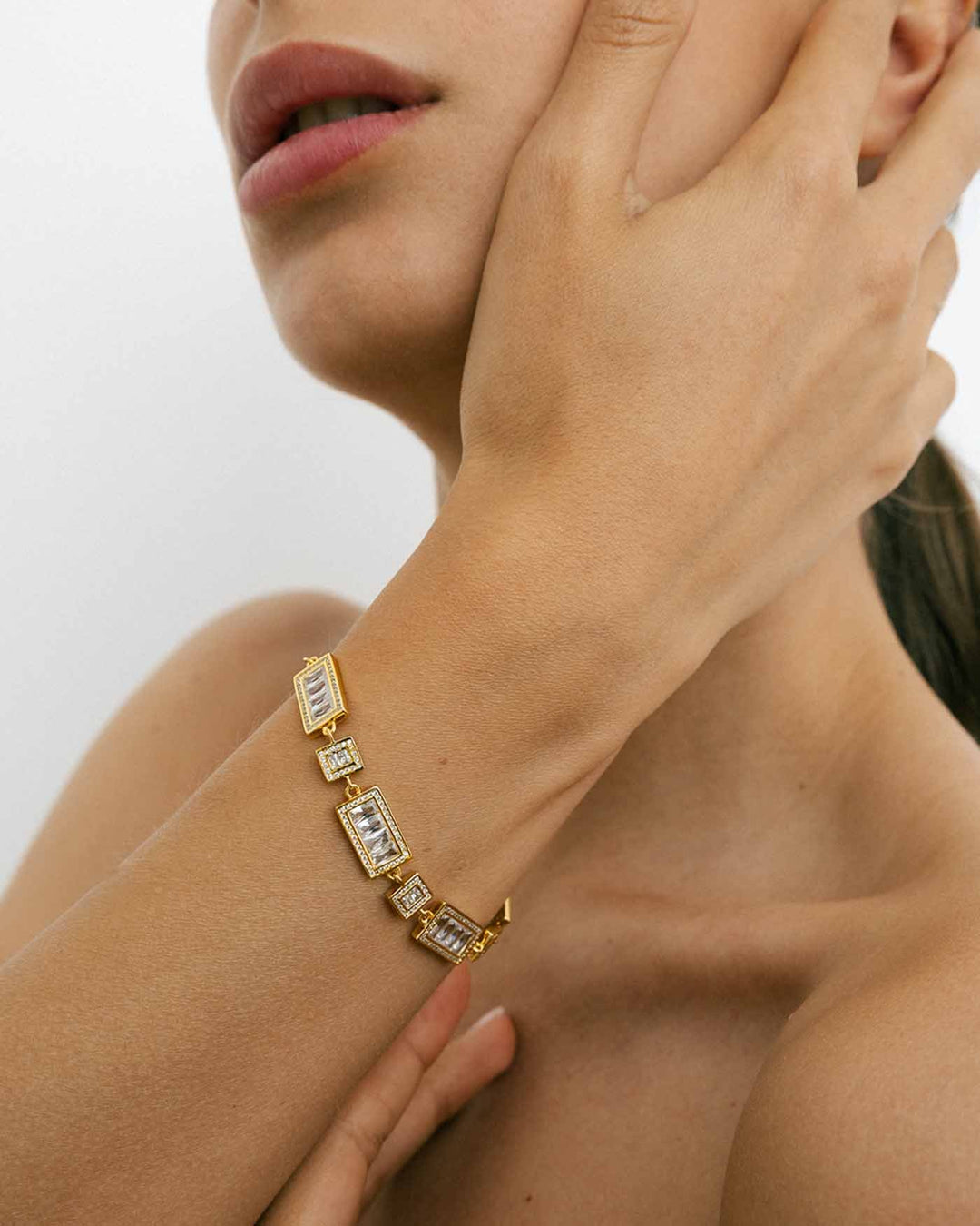 bracciale radiance placcato oro indossato su modella