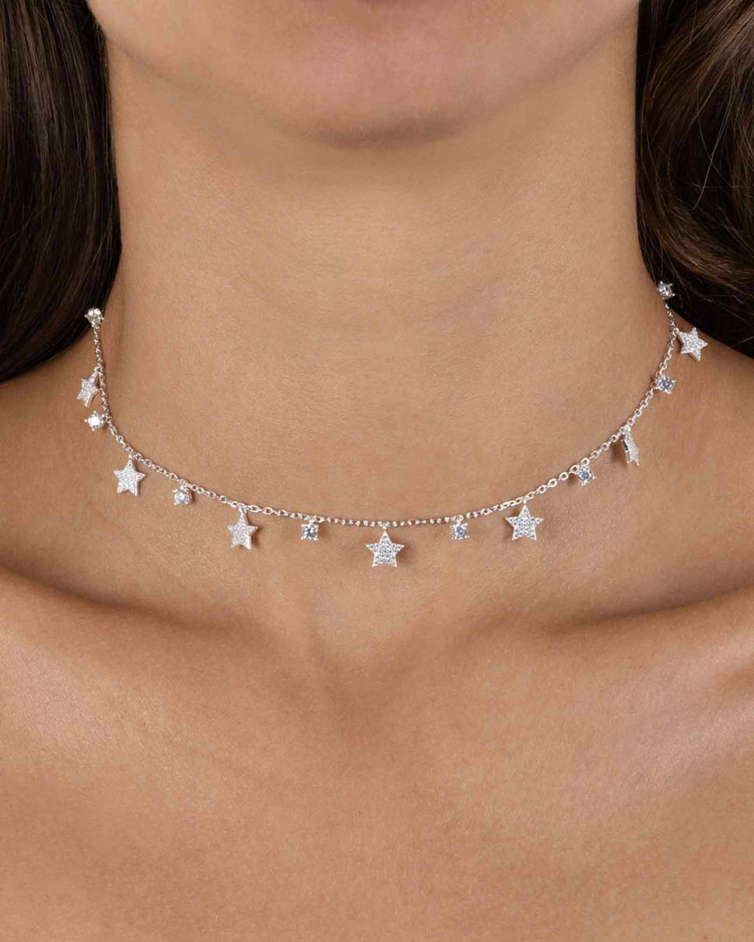 close up del choker stella pavé argento indossato