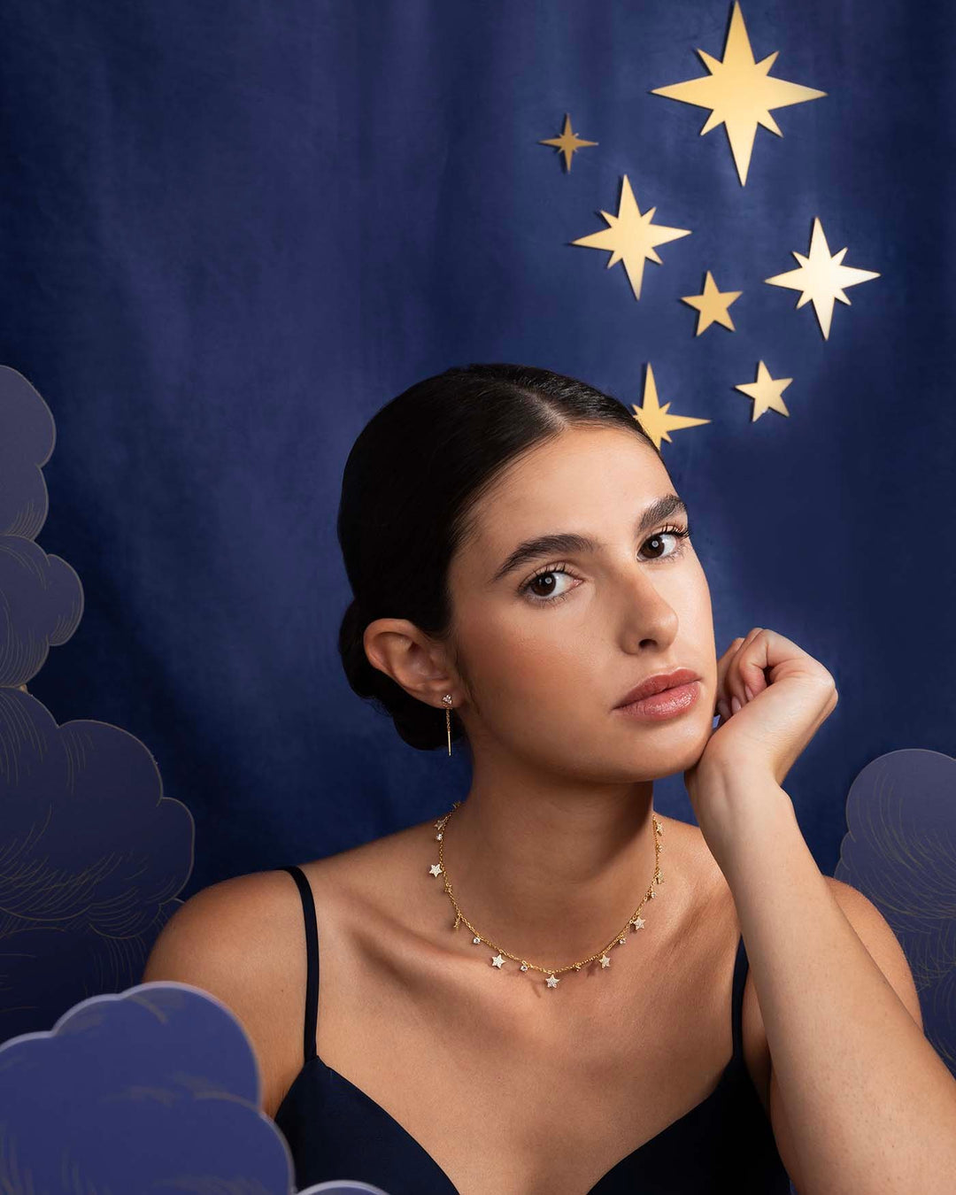 choker stella pavé placcato oro abbinato agli orecchini della collezione heavenly