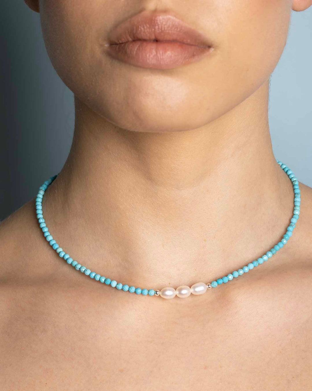 choker tropical argento indossato