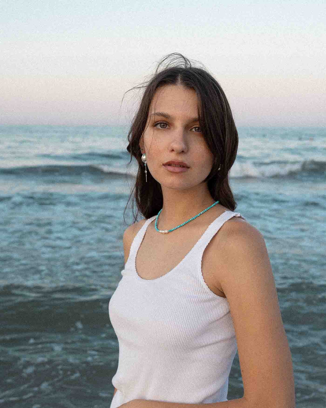 choker tropical argento indossato su modella al mare