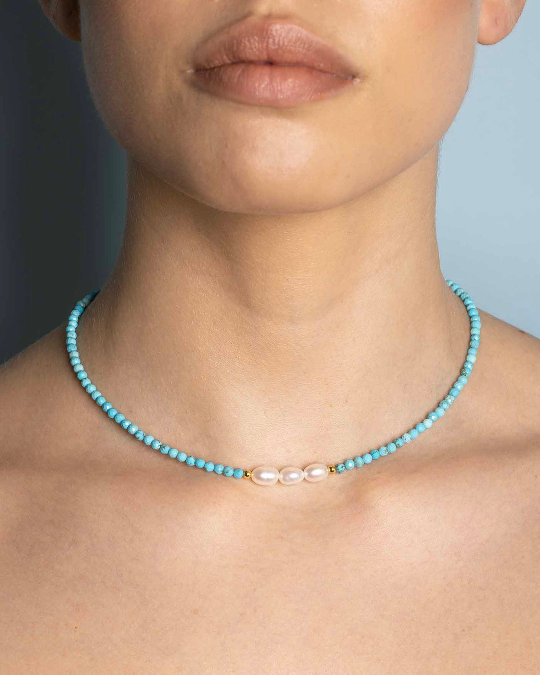 choker tropical placcato oro indossato