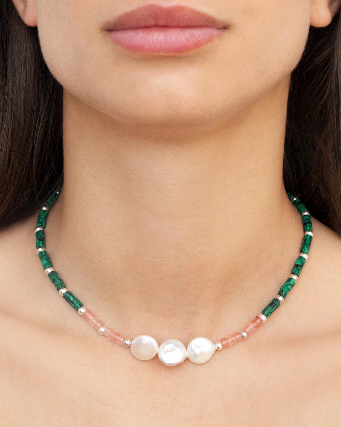 Set Gioielli 18 Carati GP: Orecchini, Collana, Anello E Ciondolo In Giada Verde E Conchiglia Dei Mari Del Sud