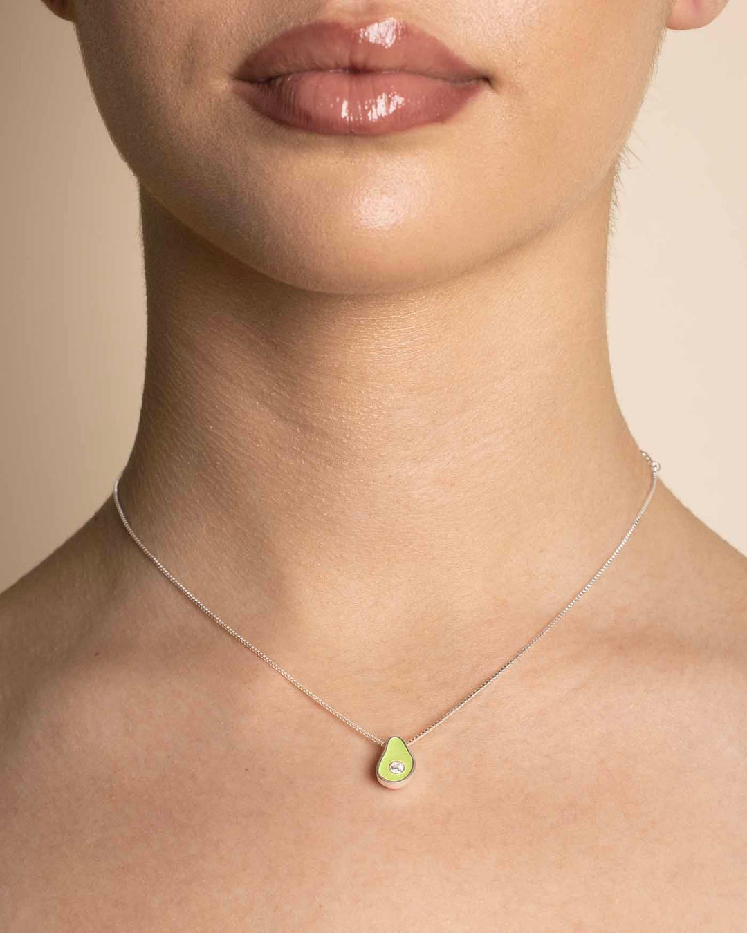collana avocado argento indossata