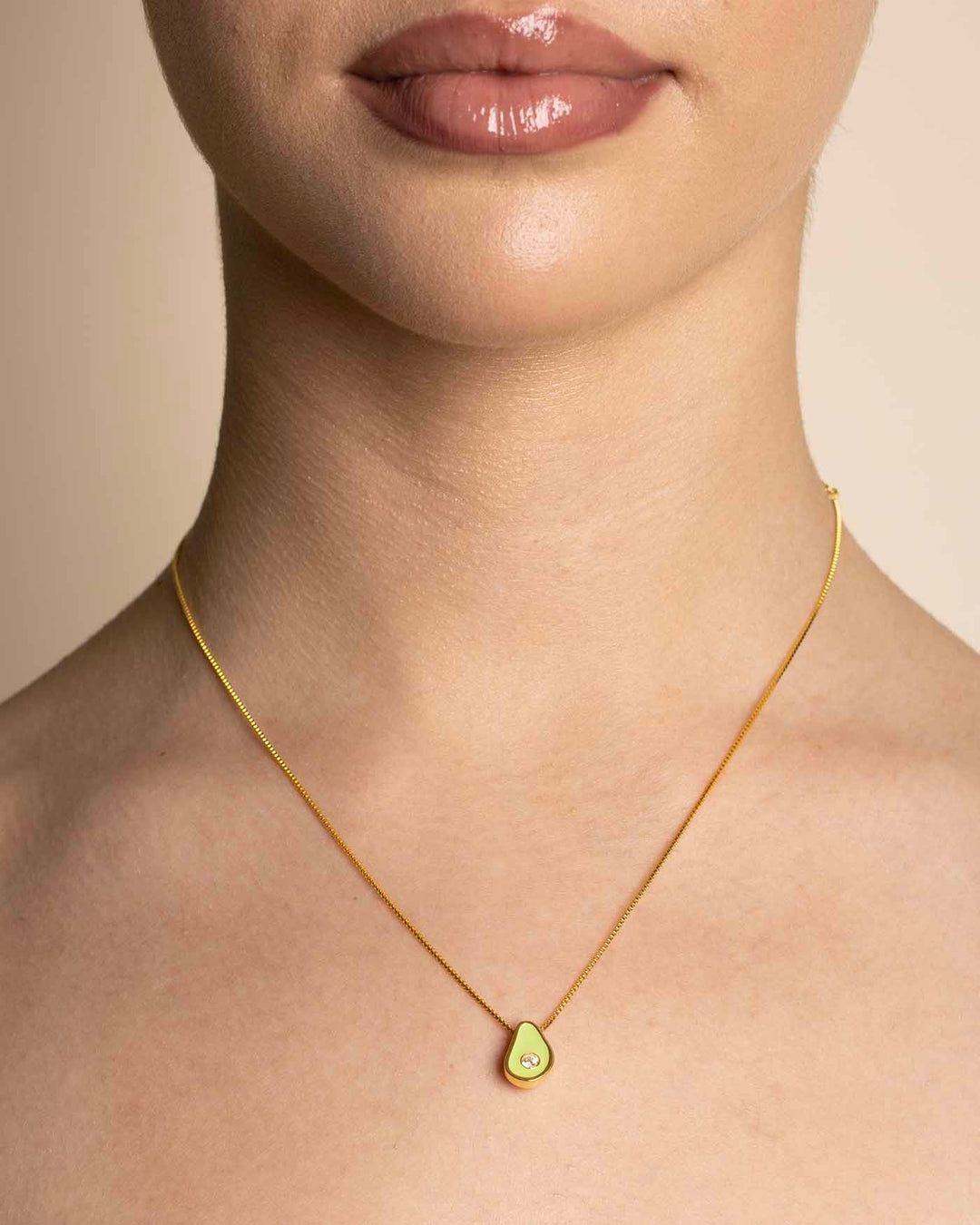 collana avocado placcata oro indossata