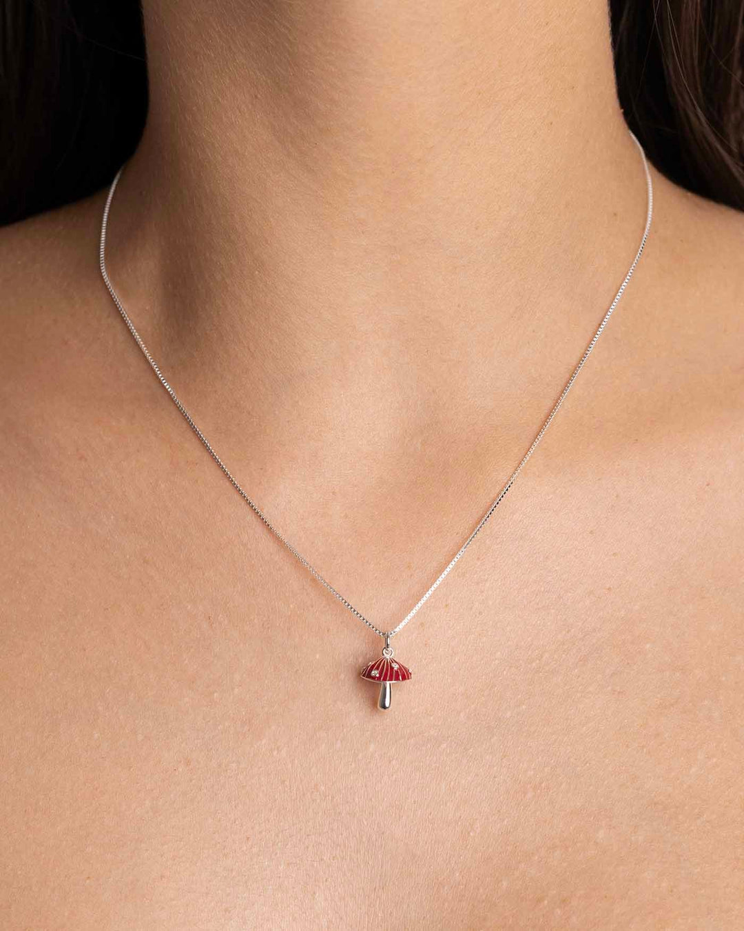 collana fungo argento indossata