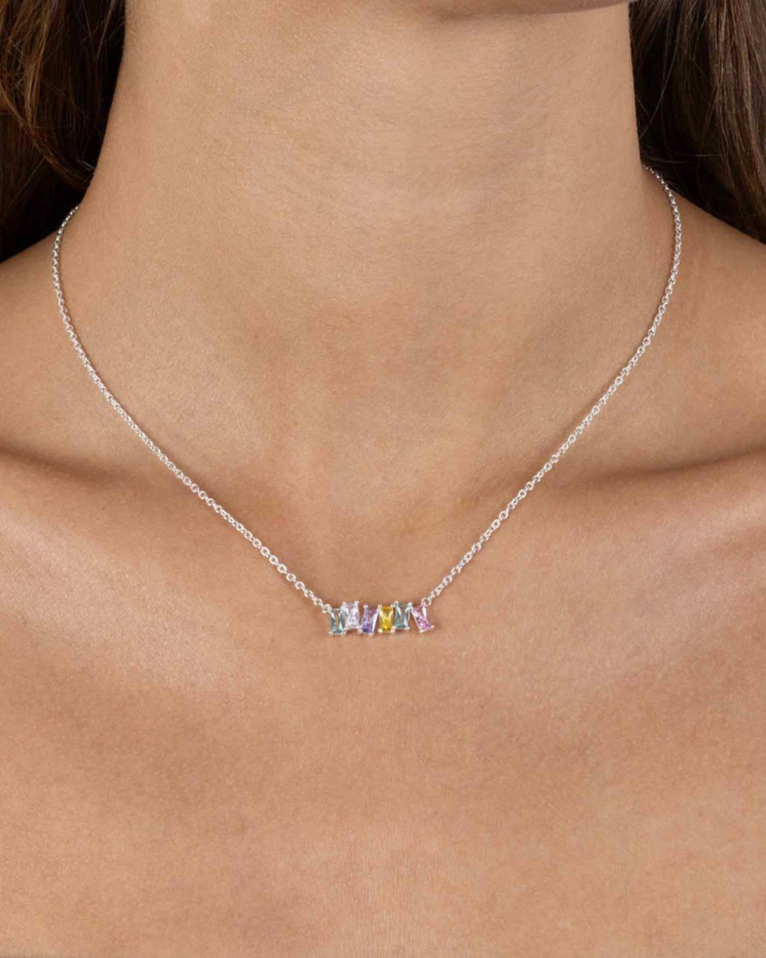 close up della collana heavenly argento indossata