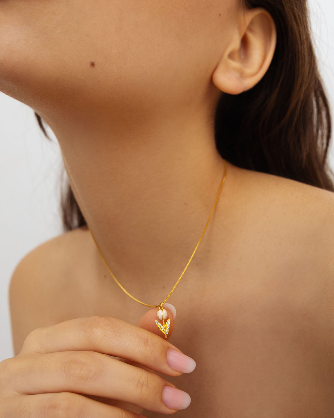 collana tully placcata oro indossata su modella