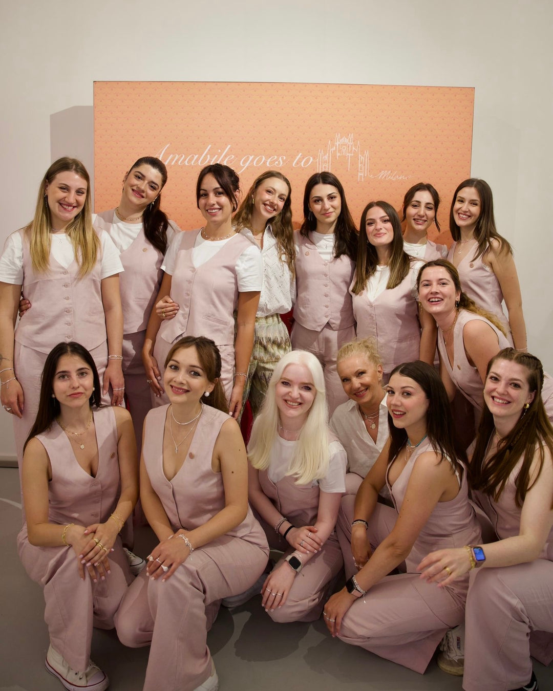 foto di gruppo del team amabile al popup store di milano del 2024