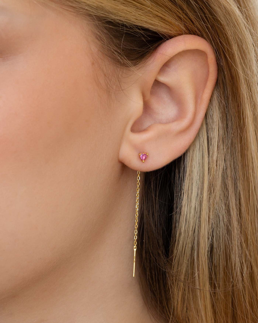 close up del lovli cuore fucsia placcato oro indossato