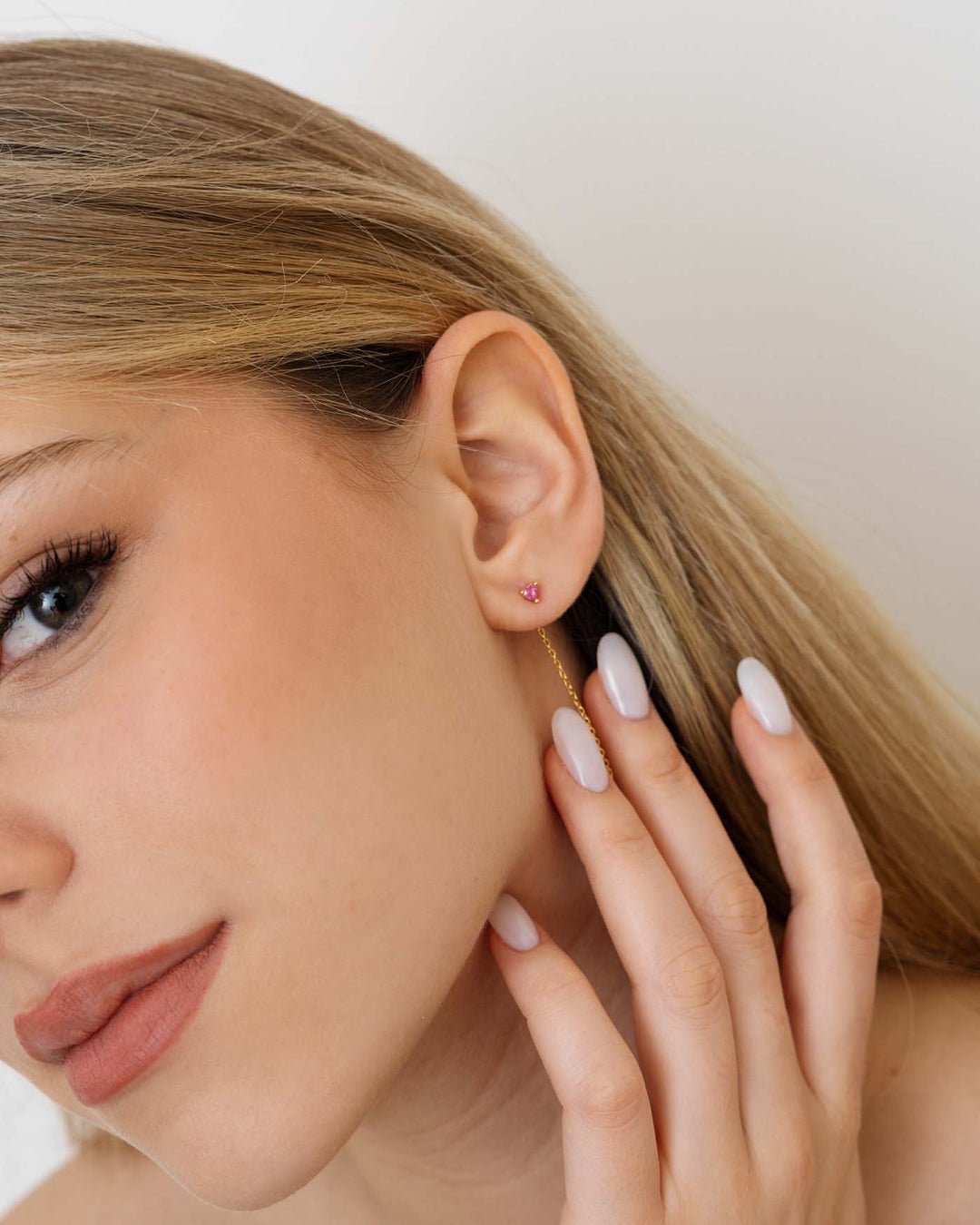 lovli cuore fucsia placcato oro indossato su modella