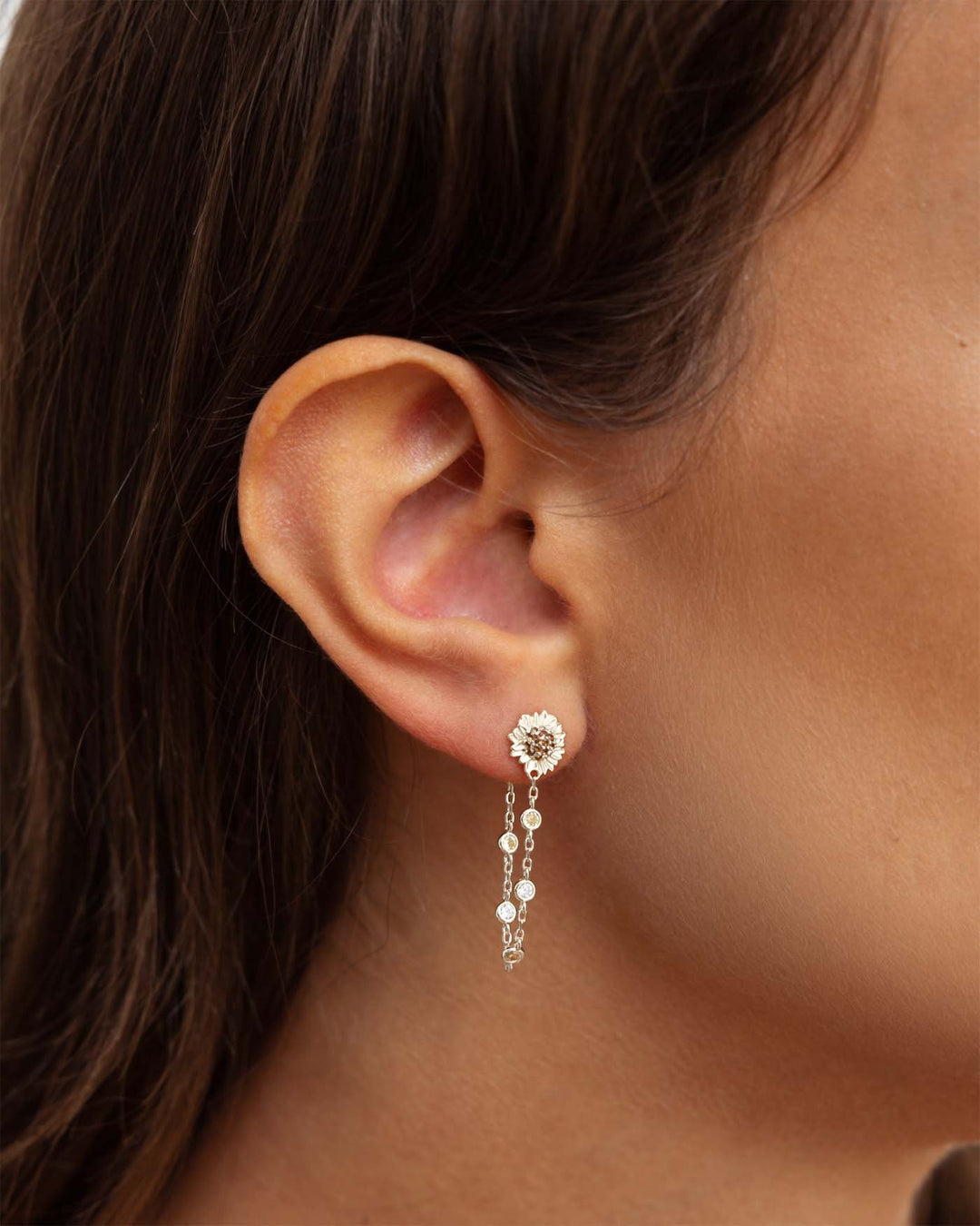 orecchino bond in argento con catenella pendente e girasole indossato