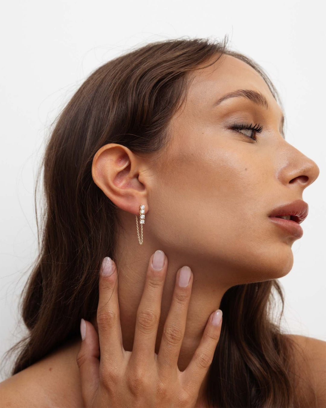 orecchino bond in argento con catenella pendente e quattro punti luce indossato su modella