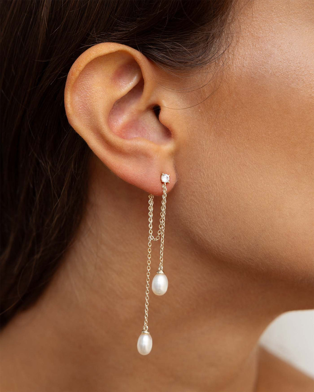 orecchino bond con doppia perla e catenella in argento indossato