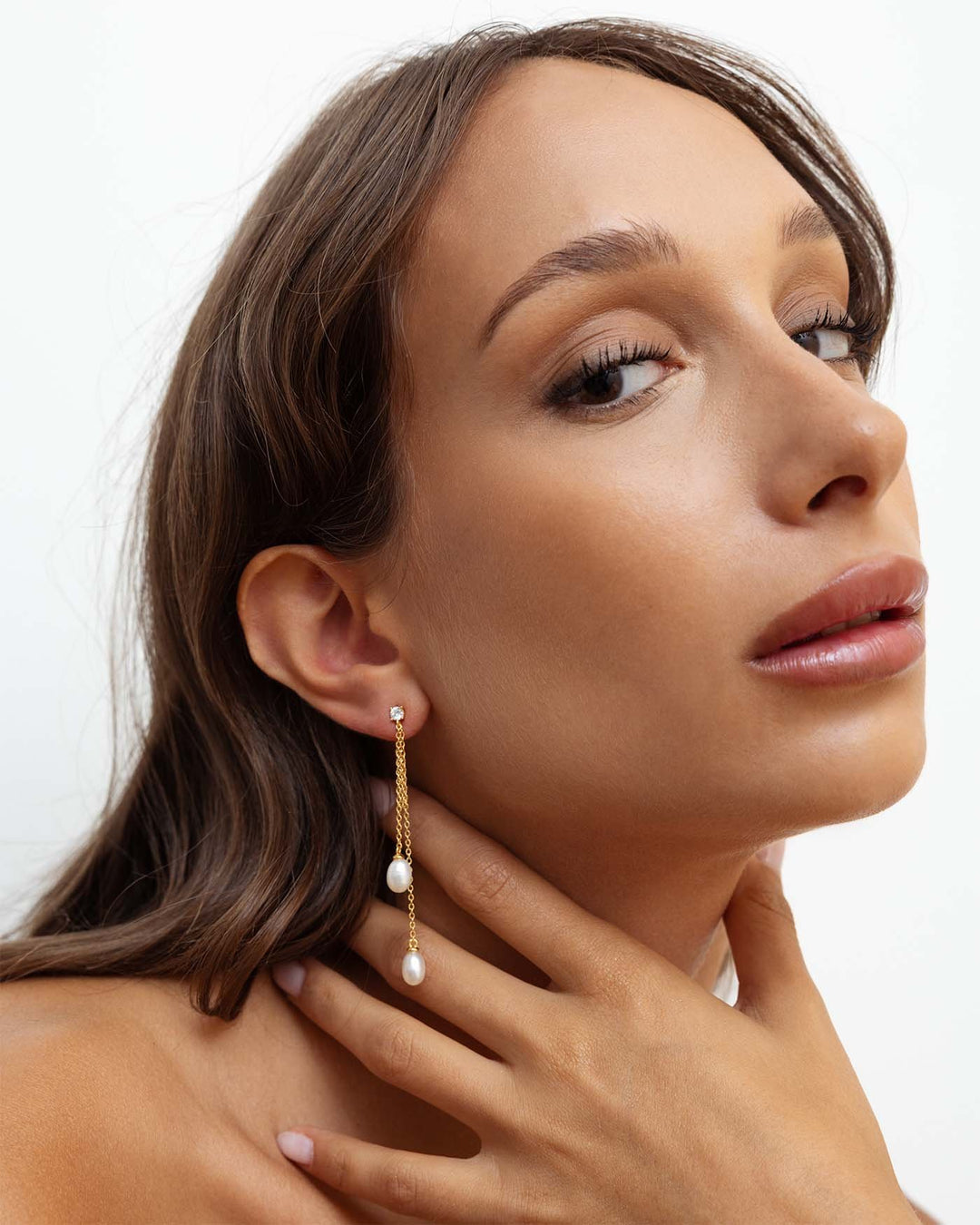 orecchino bond con doppia perla e catenella placcato oro indossato su modella