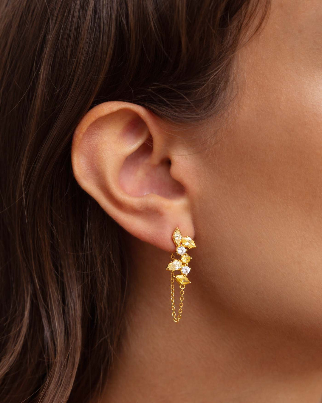 orecchino bond placcato oro con catenella pendente e pietre gialle indossato