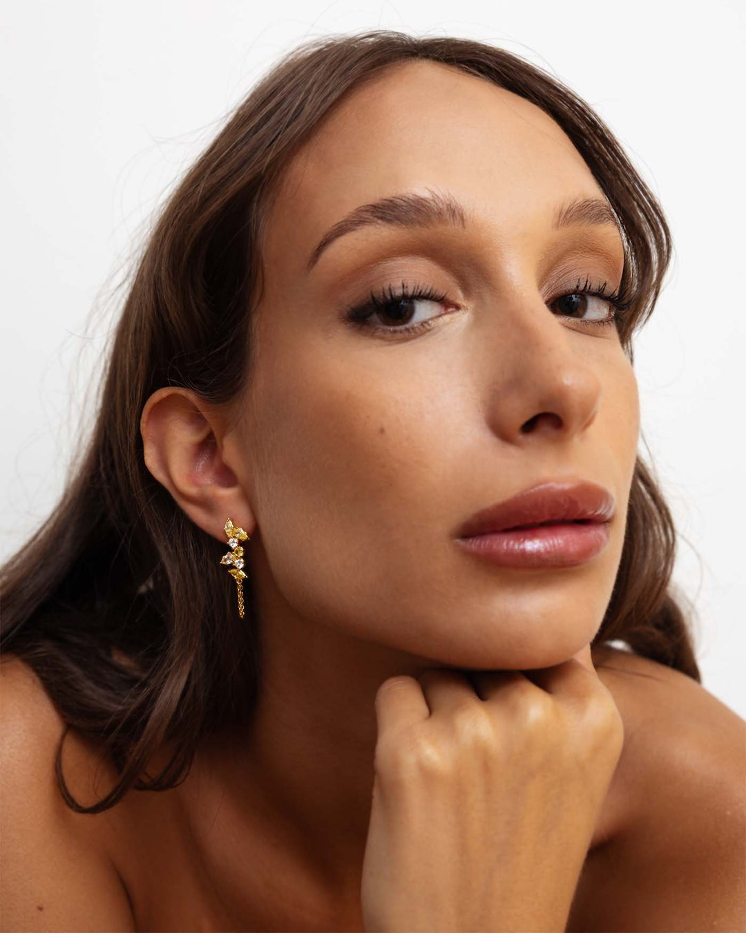 orecchino bond placcato oro con catenella pendente e pietre gialle indossato su modella