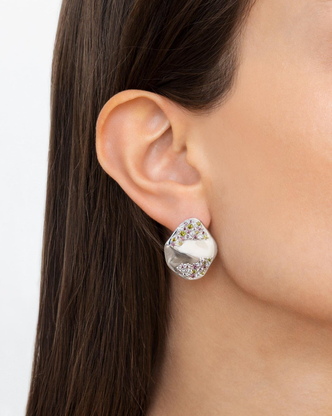 close up dell'orecchino horizon grande argento indossato