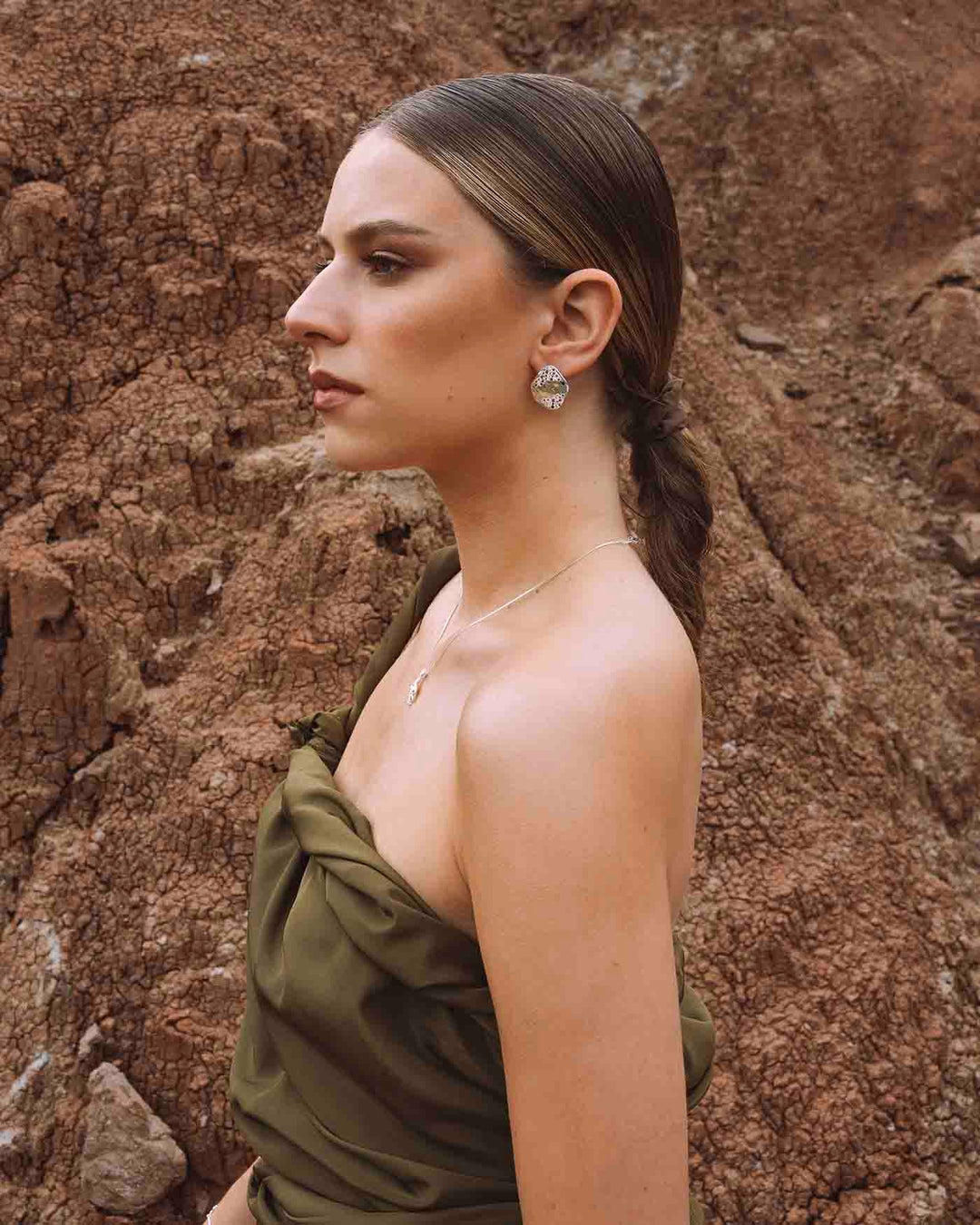 orecchino horizon grande argento indossato su modella